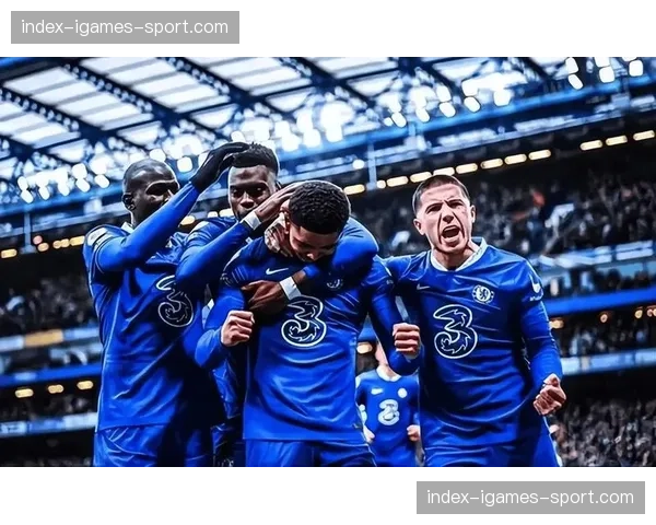 场边：布伦特福德主帅弗兰克因抗议判罚被出示黄牌警告