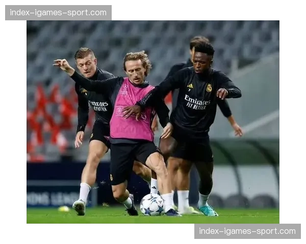 终场哨响时刻：克罗地亚老将莫德里奇跪地掩面，皇马欧冠征程止步八强